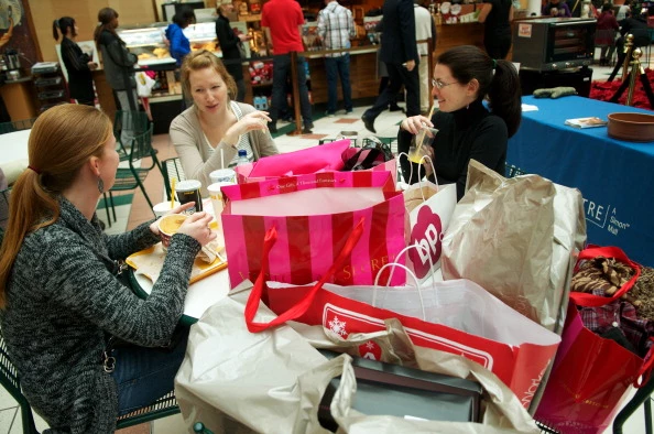 Black Friday Shoppers Hunt For Holiday Bargains Black Friday Shoppers Hunt For Holiday Bargains