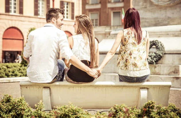 man cheating on her girlfriend at the park